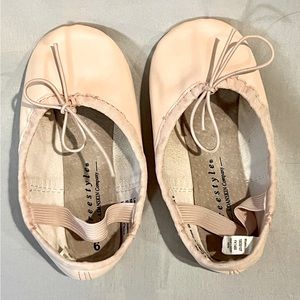 Danskin Freestyle size 9 child Ballet Shoes